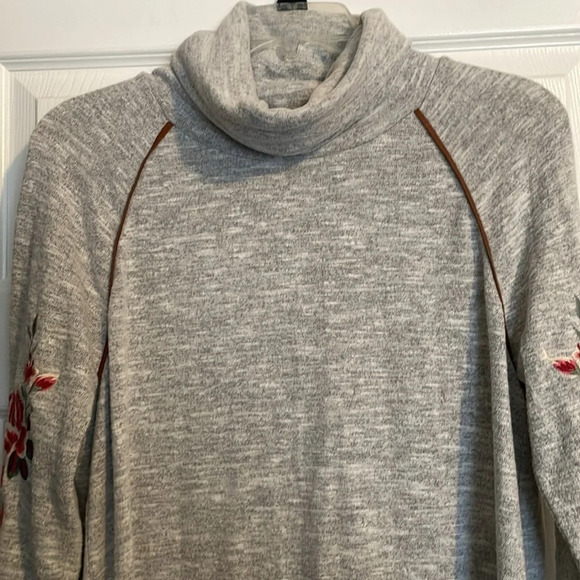 THML women’s gray sweater with embroidered flowers on the sleeves size medium - Picture 2 of 7